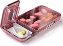 Travel Pill Organizer med Pill Cutter Splitter, 4 Compartments Pill Case, Small Pill Box för Pocket Purse, Daily Pill Container för att hålla Vitamins Cod Liver Oil Supplements, Medicine Planner (Pink)