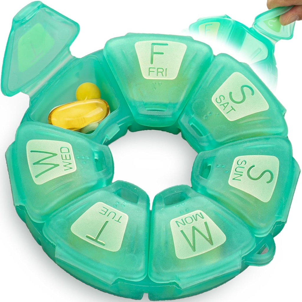 Round Weekly Pill Organizer, TPU Rubberized, Travel Pill Container 7 Day, med 7 stora kompartement, bra för dagliga vitaminer och tillskott, Söt Pill Case med stora brev och Braille (gröna)