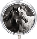 Round Pill Box Portable Pill Case för Pocket Black och White Horses Travel Small Pill Organizer 3 Compartment Metal Pill Container Holder för Medicine Vitamins Fish Oil Supplements