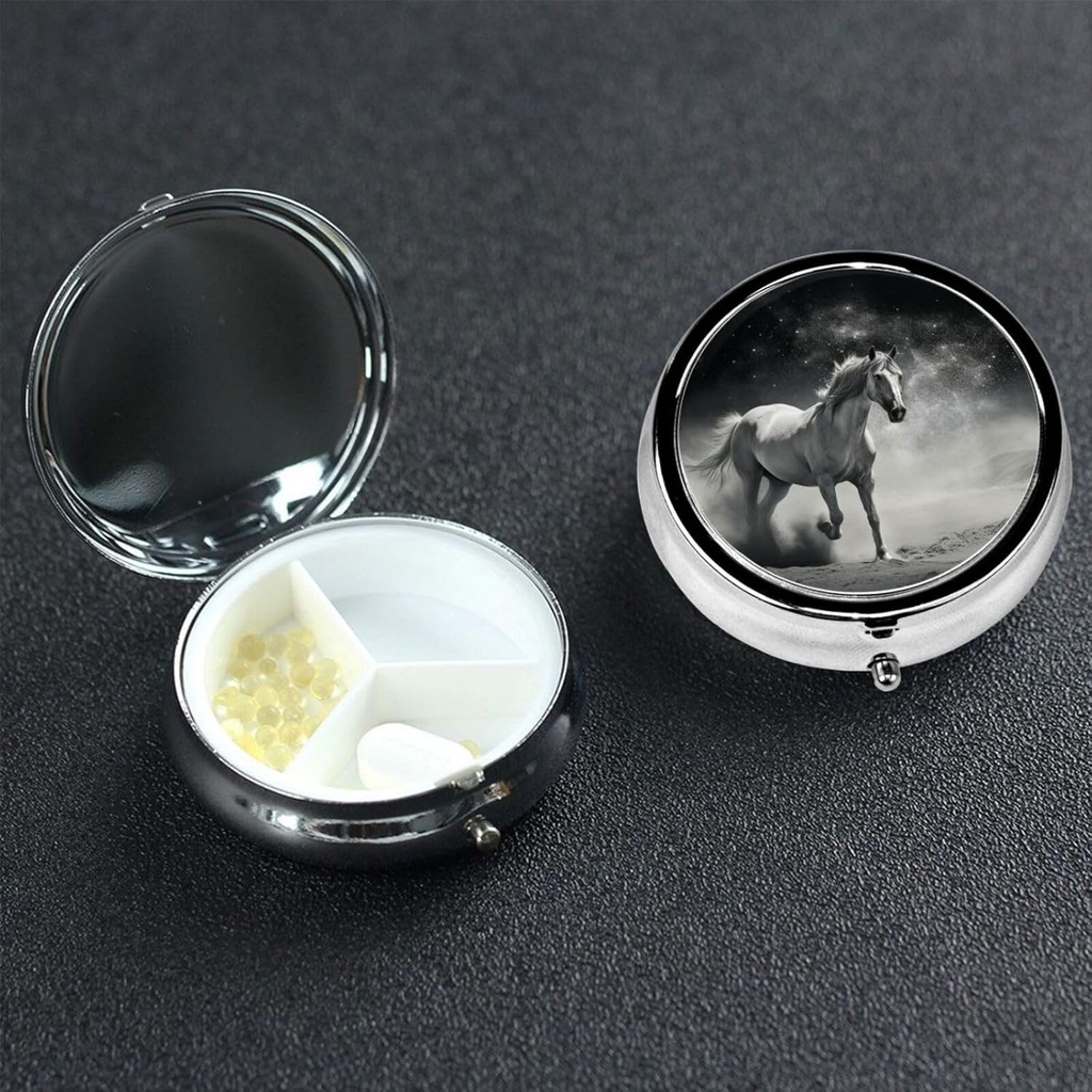 Round Pill Box 3 Compartment Pill Box Pill Containe Pillbox Case för Travel Small Pill Case White Horse och Asteroid Pill Organizer för vitaminer Fish Oil Box Supplement Box
