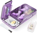 Pill Cutter Splitter för små eller små piller. 2-i-1 Travel Pill Box & Pill Splitter - Large Capacity 4 Compartments Pill Organizer - Detachable Nonslip V-Shaped Pad. Wrap-Around Blade Guard (Purple)