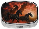 Black Horses Red Glowing Clouds Printed Square Pill Organizer med 2 Compartments, Portable Mini Pill Box Pill Case för medicin, vitamin, fiskolja, kosttillskott