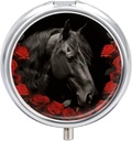 Black Horse på en bakgrund av Red Roses Pill Case 3 Compartment Portable Pill Box Daily Round Pill Organizer för Pocket Purse Daily Medicine Container för att hålla vitaminer Fish Oil Travel Gifts
