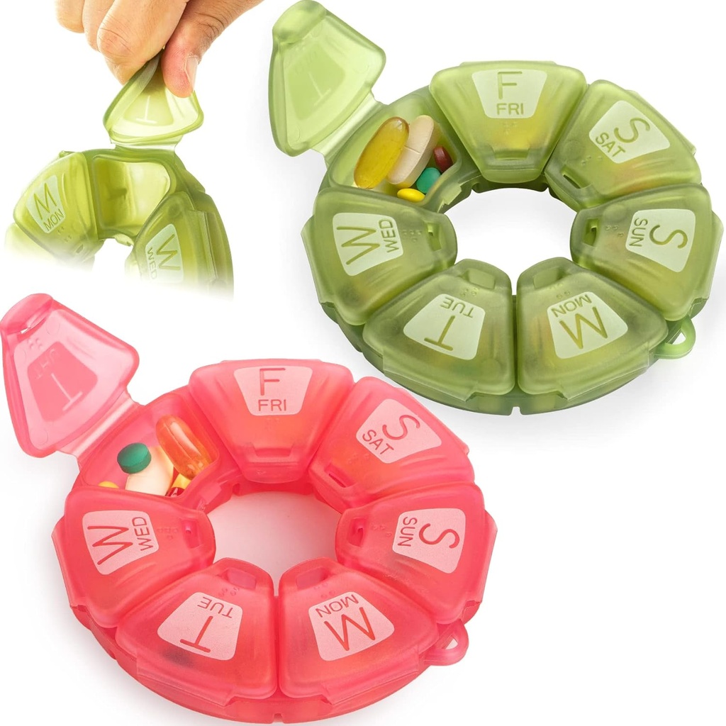 Round Weekly Pill Organizer, TPU Rubberized, Travel Pill Container 7 Day, med 7 stora kompartement, Great for Daily Vitamins & Supplements, Cute Pill Case med stora brev och Braille (2 st)
