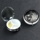 Round Pill Box 3 Compartment Pill Box Pill Containe Pillbox Case för Travel Small Pill Case White Horse och Asteroid Pill Organizer för vitaminer Fish Oil Box Supplement Box