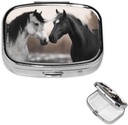 Pill Case med Mirror Retro 2 Compartment Pill Box Black och White Horses Small Pill Organizer för väska eller fick Decorative Metal Medicine Vitamin Organizer Unique Gifts