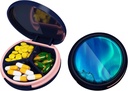 Serfeymi Small Pill Box - 3 Compartments Portable Pill Box för Purse Pocket, Compact Mini Travel Pill Case - Lämplig för medicin, vitamin, fiskolja, kosttillskott - Mörkblå (Aurora)