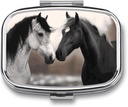 Black och White Horses Square Pill Box, 2 Compartment Decorative Pocket Pill Box för ficka eller väska Portable Mini Travel Medicine Tablet Vitamin Holder Organizer Pill Case