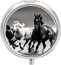Black och White Horses Running Pill Case 3 Compartment Portable Pill Box Daily Round Pill Organizer för Pocket Purse Daily Medicine Container för att hålla vitaminer Fish Oil Travel Gifts